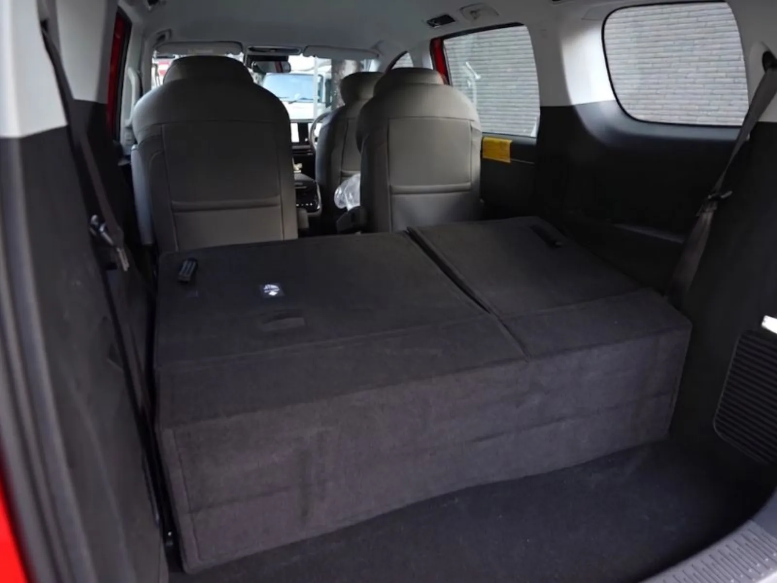 6-seater taxi luggage cargo space · 大型行李廂機場接送首選