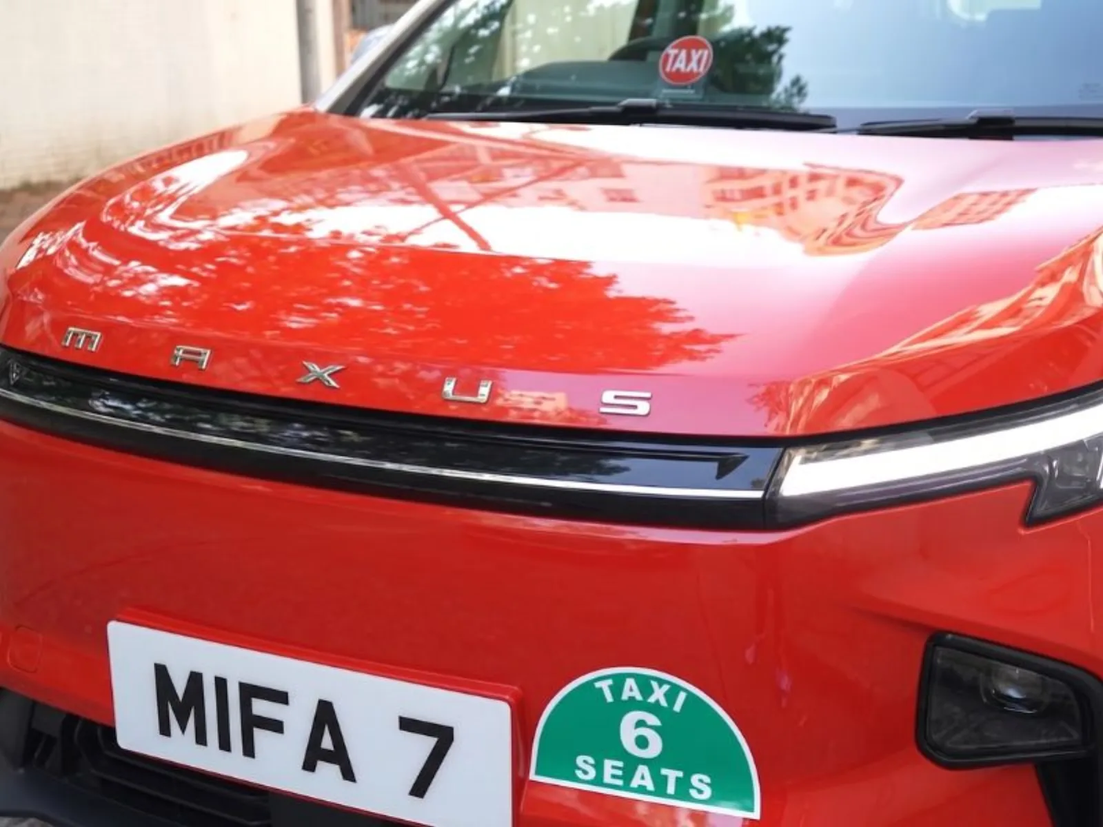6-seater taxi exterior · 香港機場接送豪華6人車外觀
