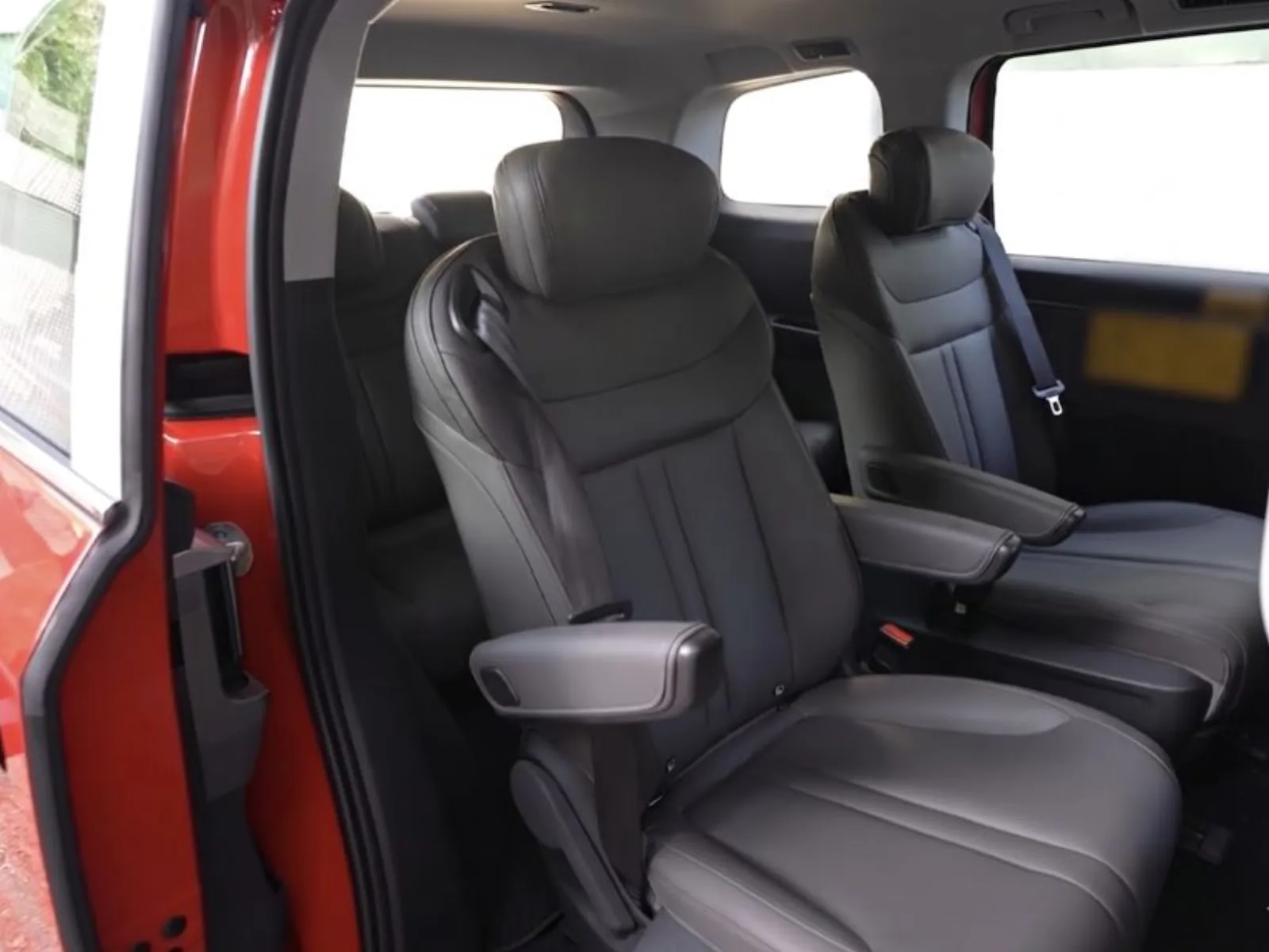 6-seater taxi interior second row · 第二排獨立真皮座椅